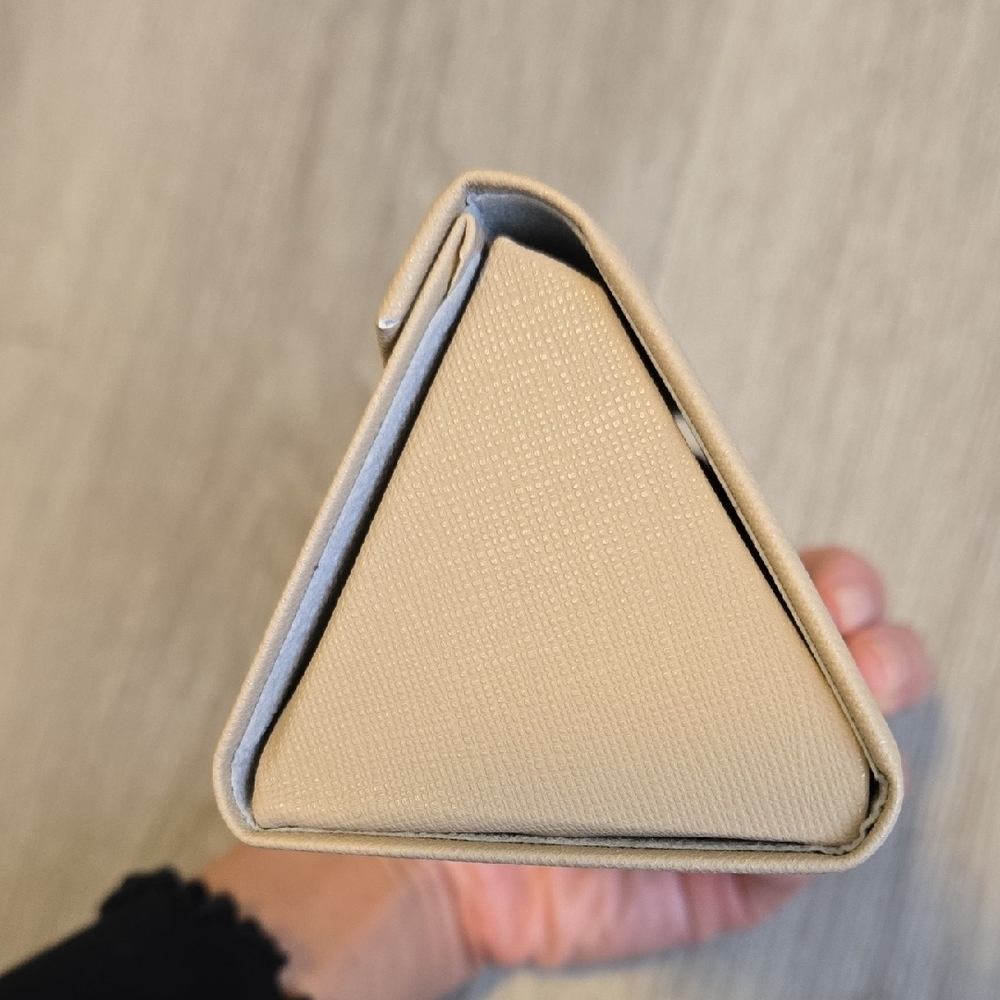 Elegant Tan Foldable Glasses Case - Picture 3 of 10